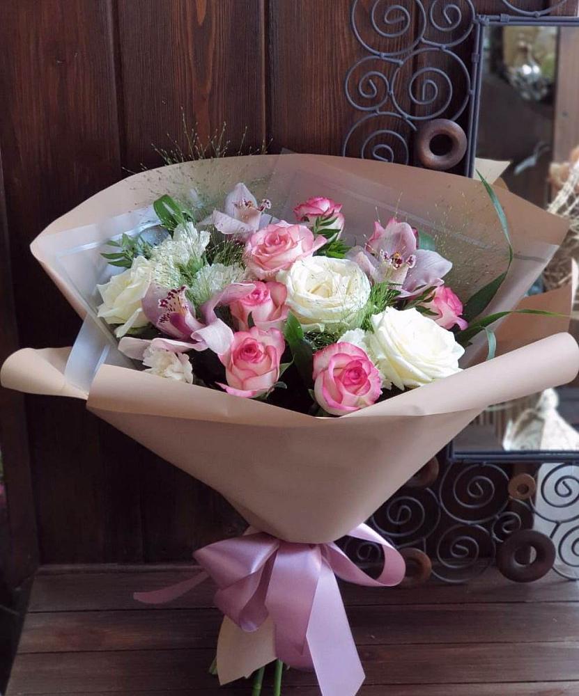 Букет цветов из: Гвоздики, Орхидеи, Розы и Хризантемы в Коломне