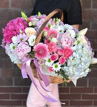 Цветочная композиция из Розы, Хризантемы, Пионы и Лизиантусы в корзине в Коломне