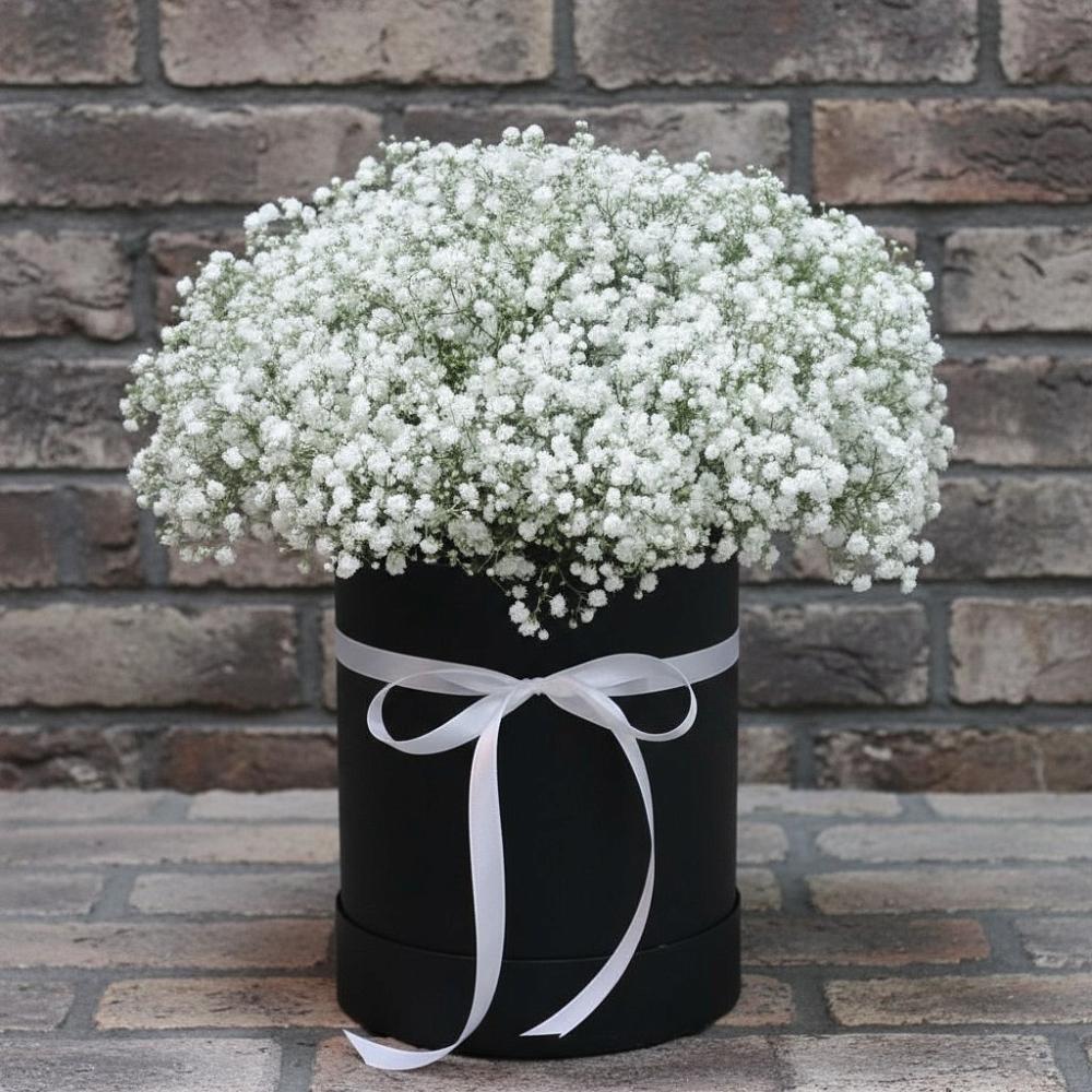 Цветочная композиция из Гипсофила в шляпной коробке в Коломне