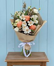 Букет яркий комплимент в Коломне Букет цветов из: Альстромерии, Лизиантусы, Розы и Хризантемы в Коломне
