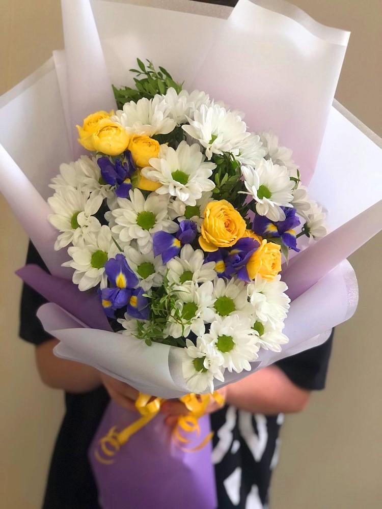 Букет цветов из: Ирисы, Хризантемы и Розы в Коломне