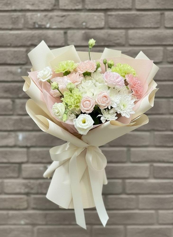 Букет Трепет мечты в Коломне Букет цветов из: Гвоздики, Розы, Лизиантусы и Хризантемы в Коломне