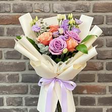 Букет цветов из:  Лизиантусы и Розы в Коломне