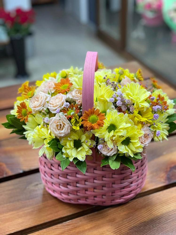 Цветочная композиция из Хризантемы и Розы в корзине в Коломне