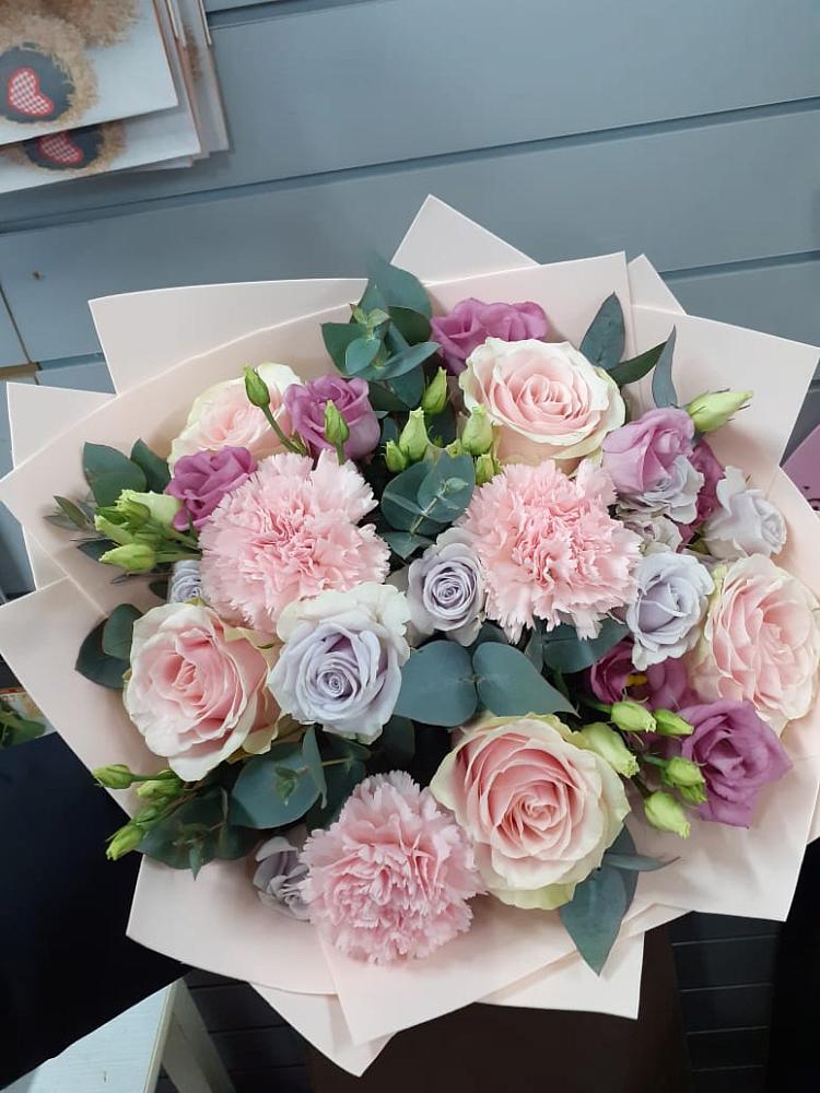 Букет обаятельный в Коломне Букет цветов из: Розы, Гвоздики и Лизиантусы в Коломне