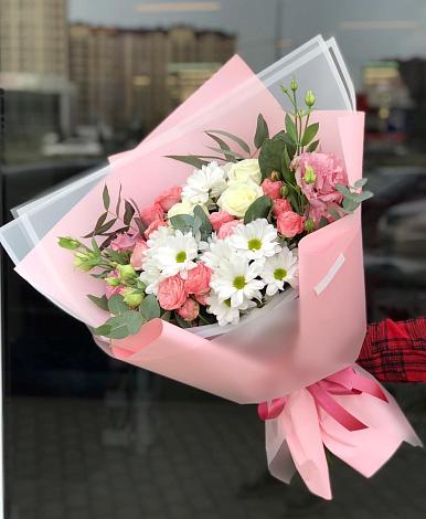 Букет цветов из: Розы, Лизиантусы и Хризантемы в Коломне