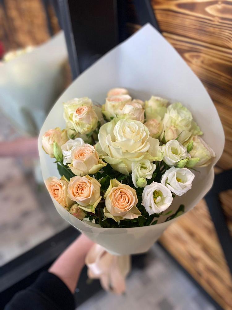 Букет цветов из: Розы и Лизиантусы в Коломне